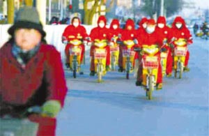 环卫工骑电动车上路作业