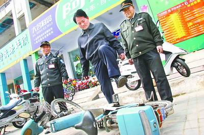 顾客旧车换新车，老板气得跺旧车