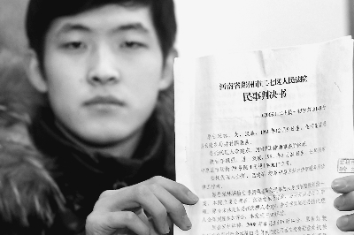 手拿判决书的李凯强