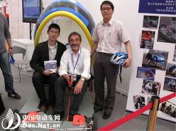 上海电动车展会瑞士老教授带来环保概念汽车