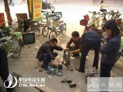旧电瓶转手2次价翻倍 揭秘电动车潜规则