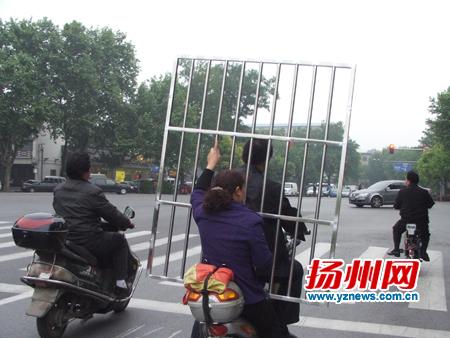 电动车如此骑法实在危险