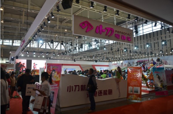 小刀电动车展位上演激情挑战赛 苹果大奖引爆南京展现场