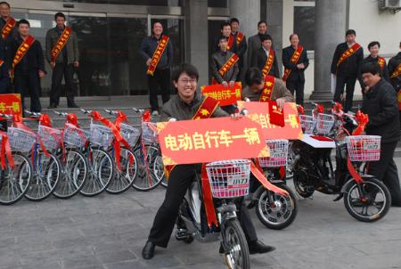低碳出行 电动自行车很给力