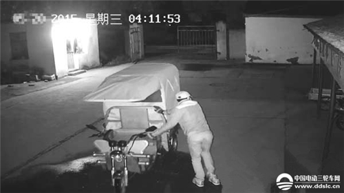 夜幕下毛贼盗走电三轮 夜晚停车勿“任性”随意停放