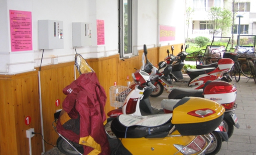电动车充电插座垂在楼外，不安全
