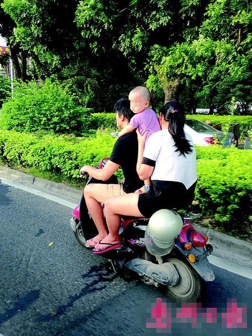 孩子站乘电动车太危险