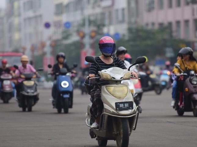 浙江：骑乘电动自行车不戴头盔将违法 