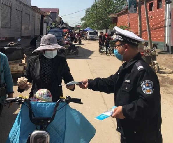 骑电动自行车戴头盔！上海交警启动“一盔一带”安全守护行动！ 