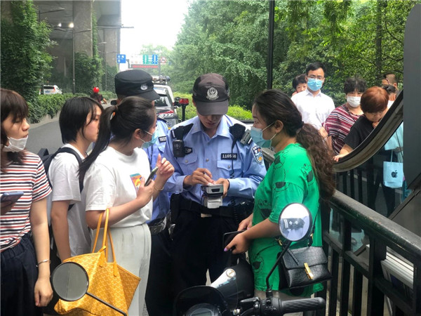 《浙江省电动自行车管理条例》实施首日，杭州交警开具“第一张罚单”