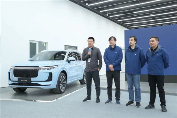 挑衅监管！新华社点名批评特斯拉：断轴甩锅给中国用户，傲慢无理！