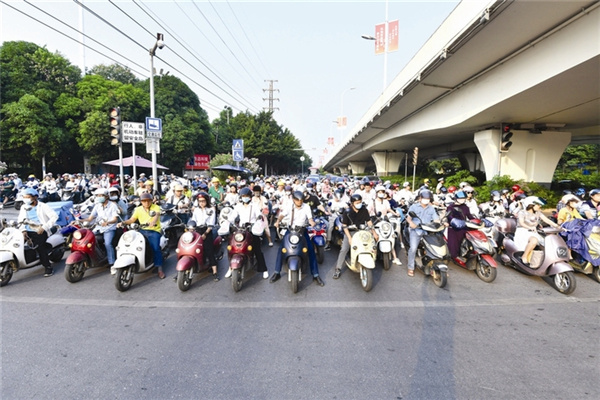 做好“顶上功夫” ！电动自行车骑乘人员安全头盔佩戴率超七成
